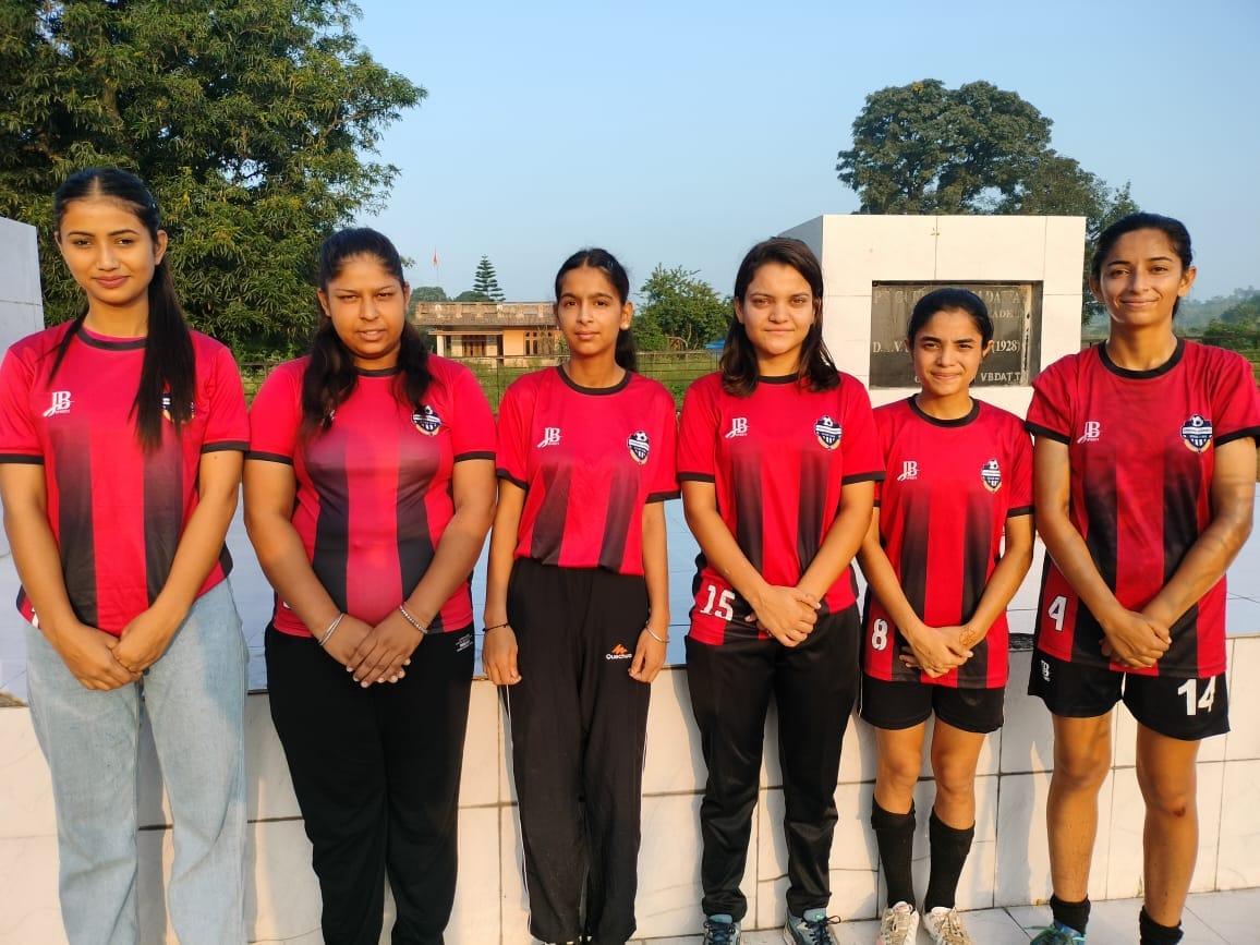 Six football players received incentive amount of Rs 15,000 each