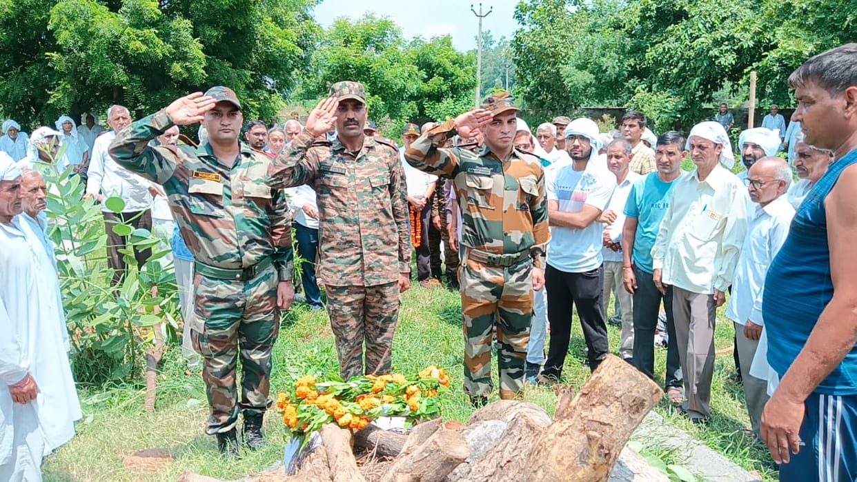 Retired Captain Dilbagh cremated with military honors