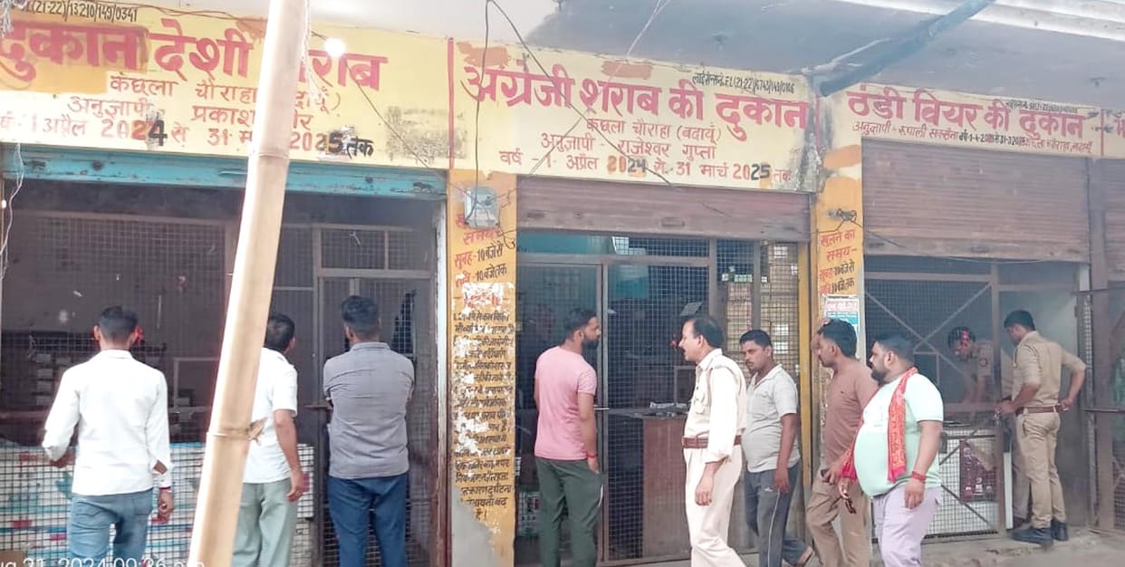 Theft of three lakh rupees including liquor from three shops in Kachla