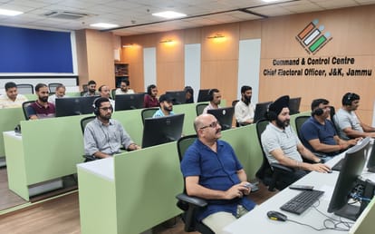 कमांड एंड कंट्रोल रूम से चुनाव में गलत सूचना के प्रसार पर निगरानी करते अधिकारी।