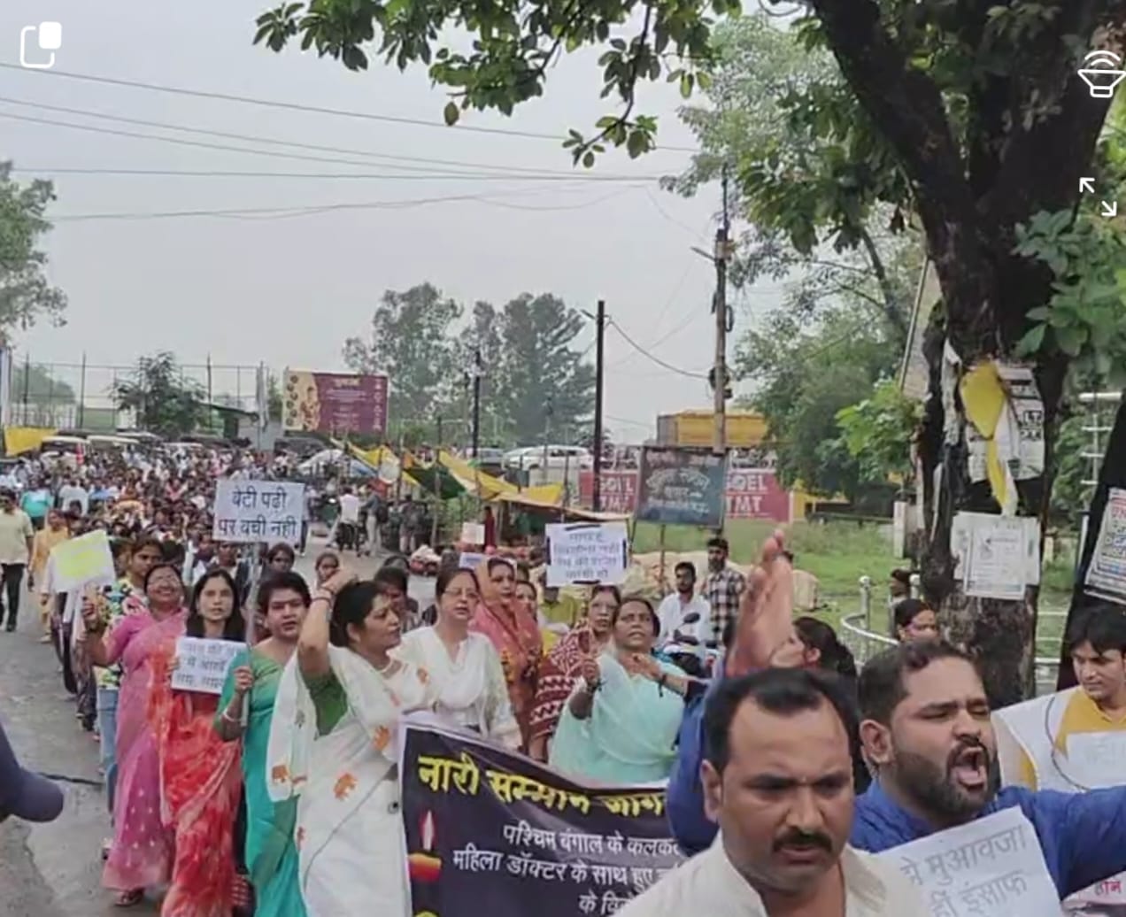 मौन जुलूस निकालकर विरोध जताते आमजन