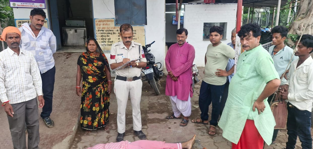 Damoh Mother and daughter riding a scooter were hit by an unknown vehicle, daughter's death and mother serious