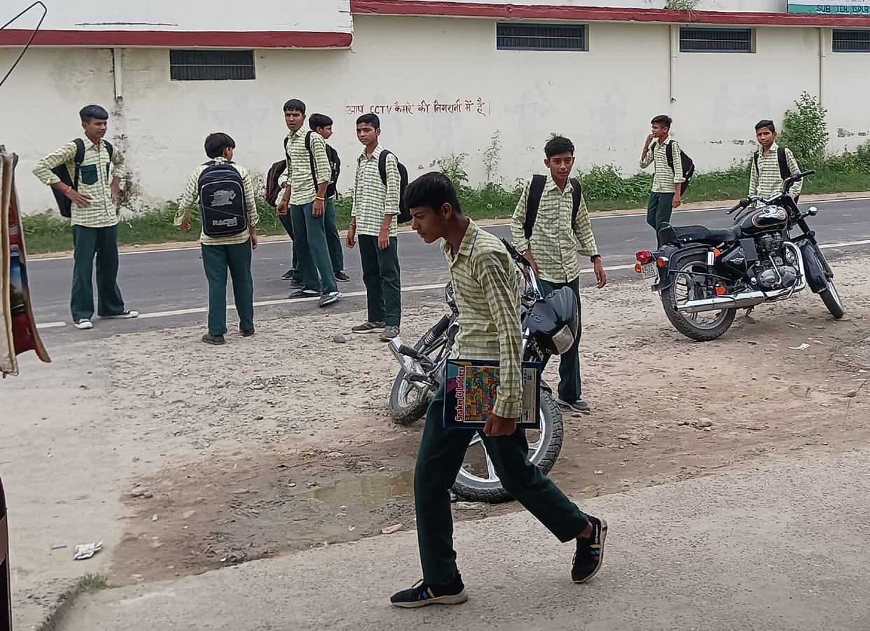 Students studying in schools adjacent to roads under the shadow of accidents
