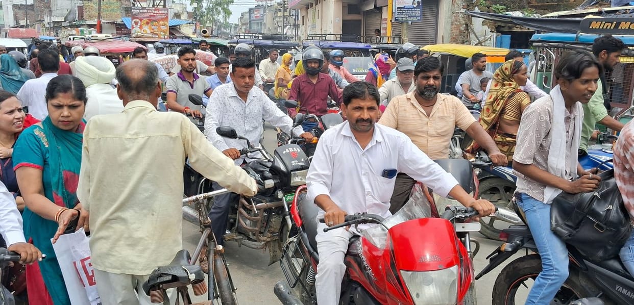 Traffic system collapsed...people struggled with four-hour traffic jam