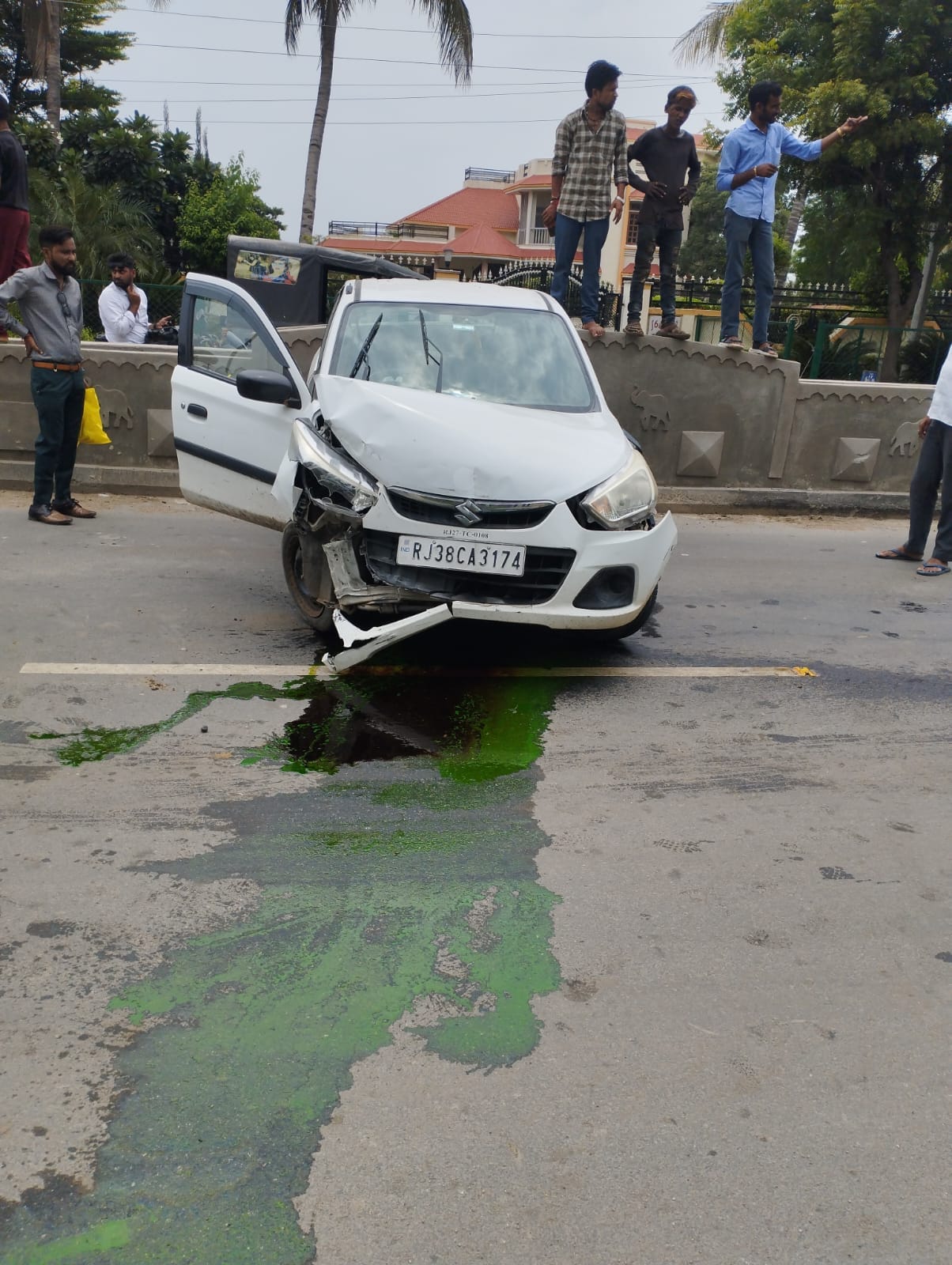 Sirohi News While trying to avoid a pothole on road uncontrolled car hit divider and got damaged