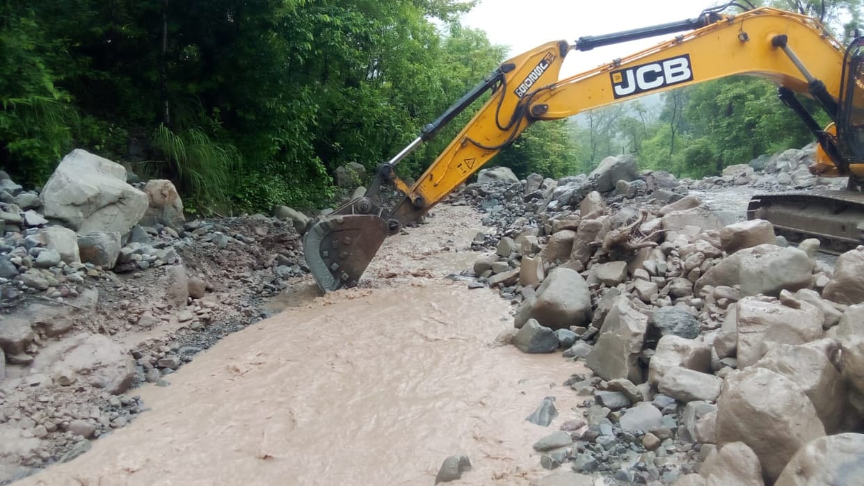 Debris came again in Batnagar, Purnagiri road remained closed for three hours