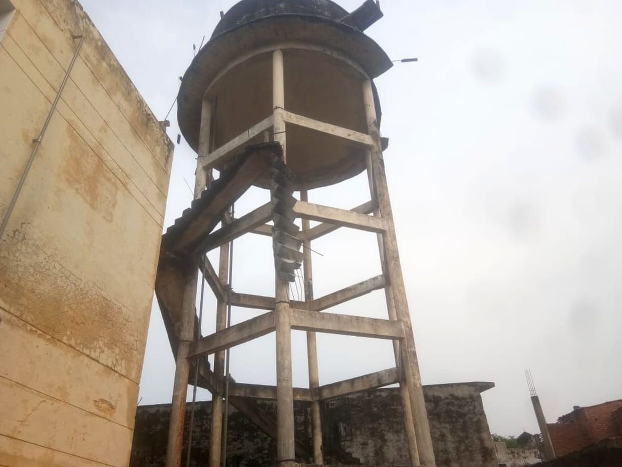 The stairs of the water tank broke and fell in Tanda Tehsil premises