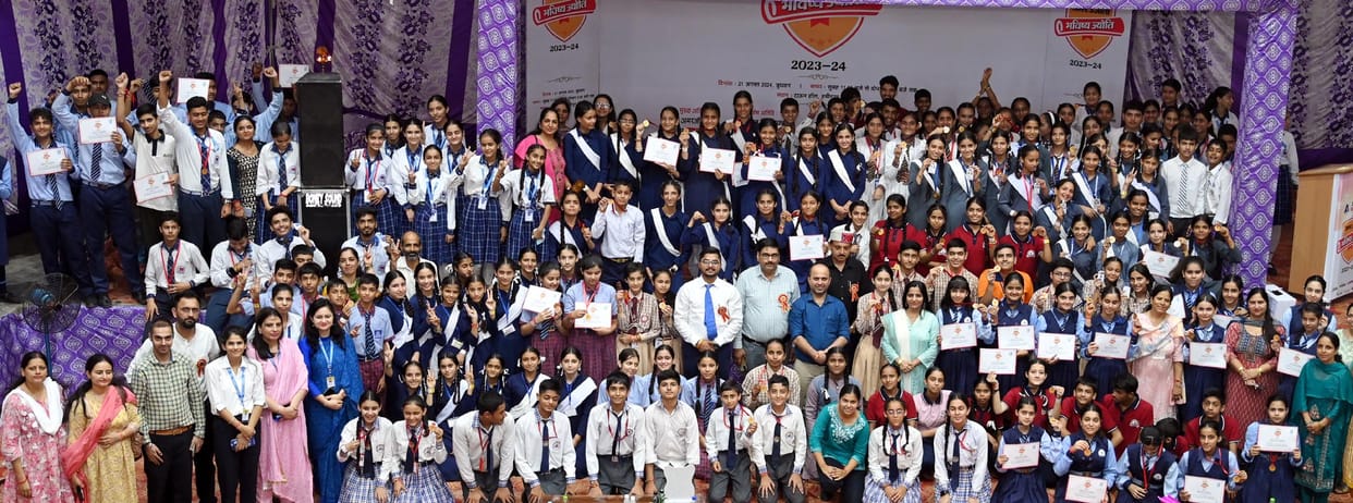 The faces of the promising people lit up after receiving the medals.