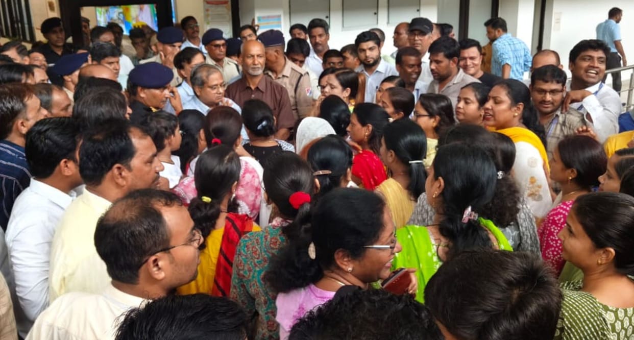 Theft of Rs 10 lakh from five residences in Aredika
