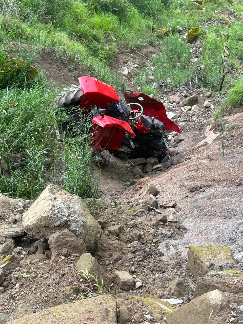 Tractor falls into deep ditch in Bhali, driver dies