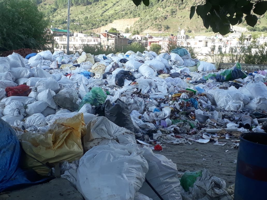 Garbage everywhere in Bhuntar, people suffering due to foul smell