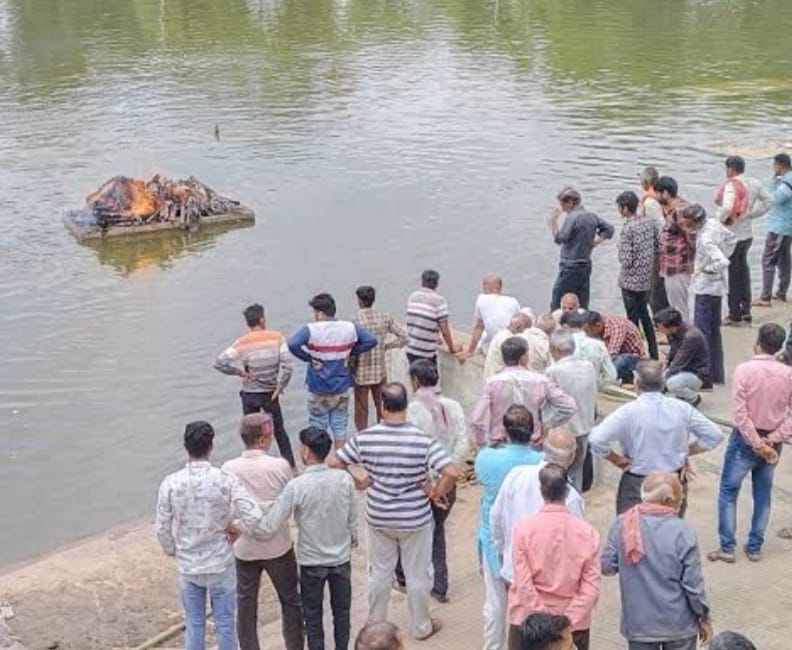 Ujjain Water was left in Shipra river without siren, family members Ran Away leaving the burning pyre