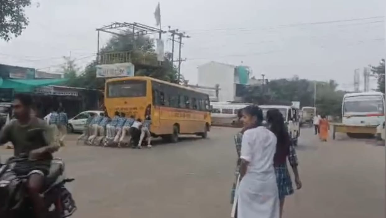 Ujjain condition of CM Rice School in CM City children were pushed in bus