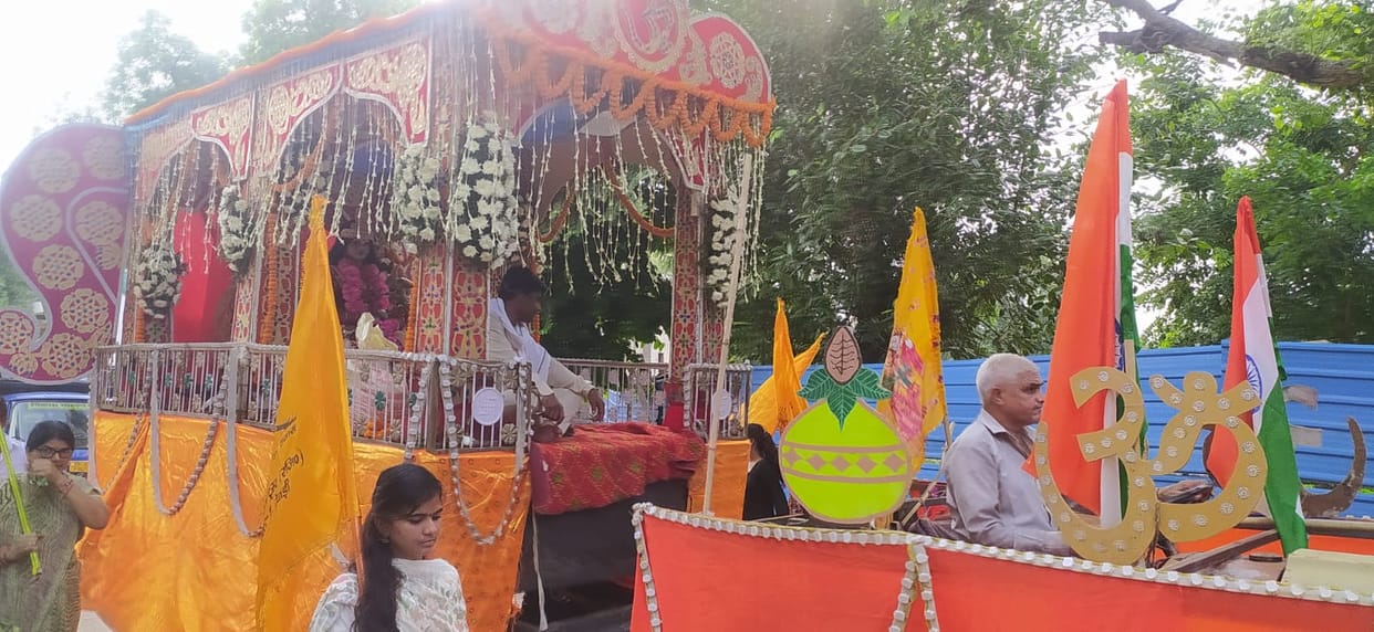 Shrishyam Baba seated on the chariot toured the city
