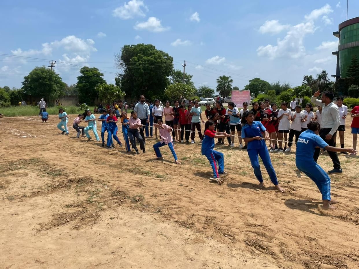 Pawan of Tagore School stood first in 200 meters