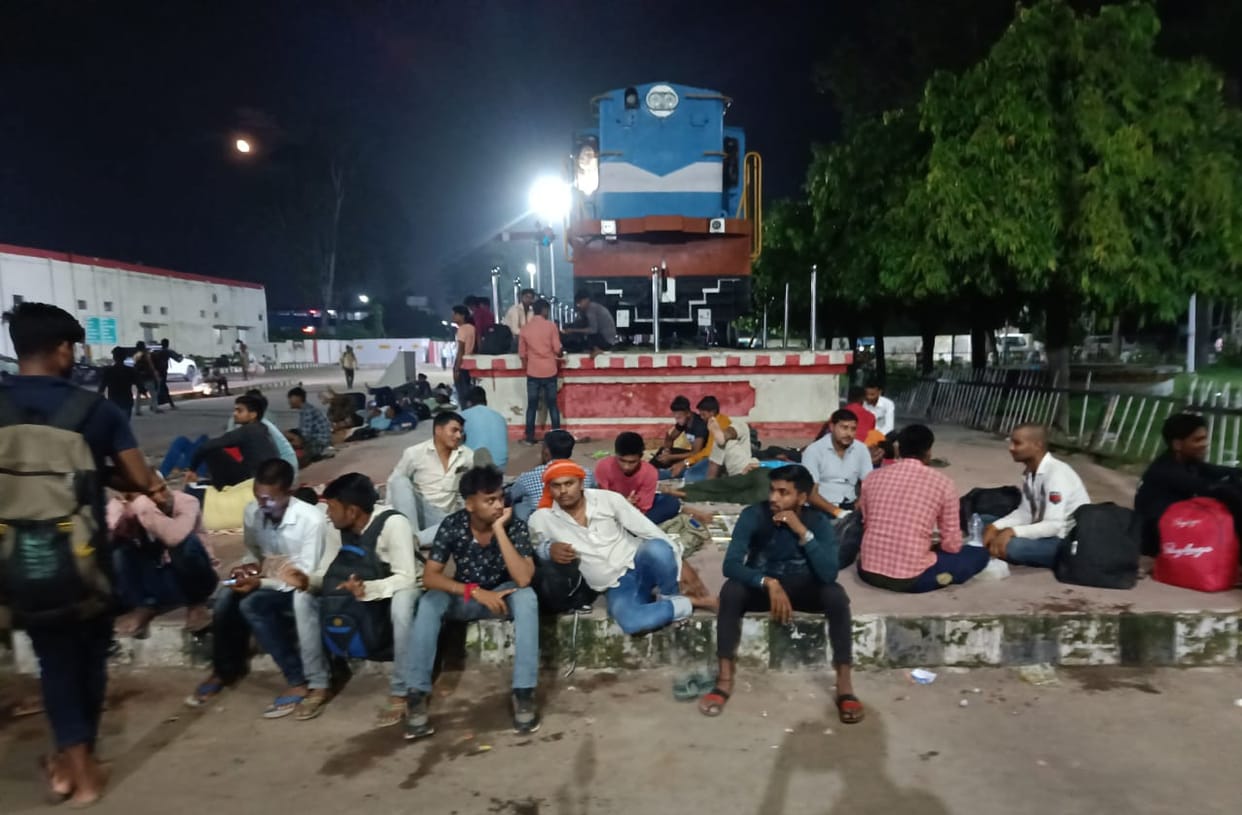 Candidates missed exam due to engine failure of Jhansi-Prayagraj Express