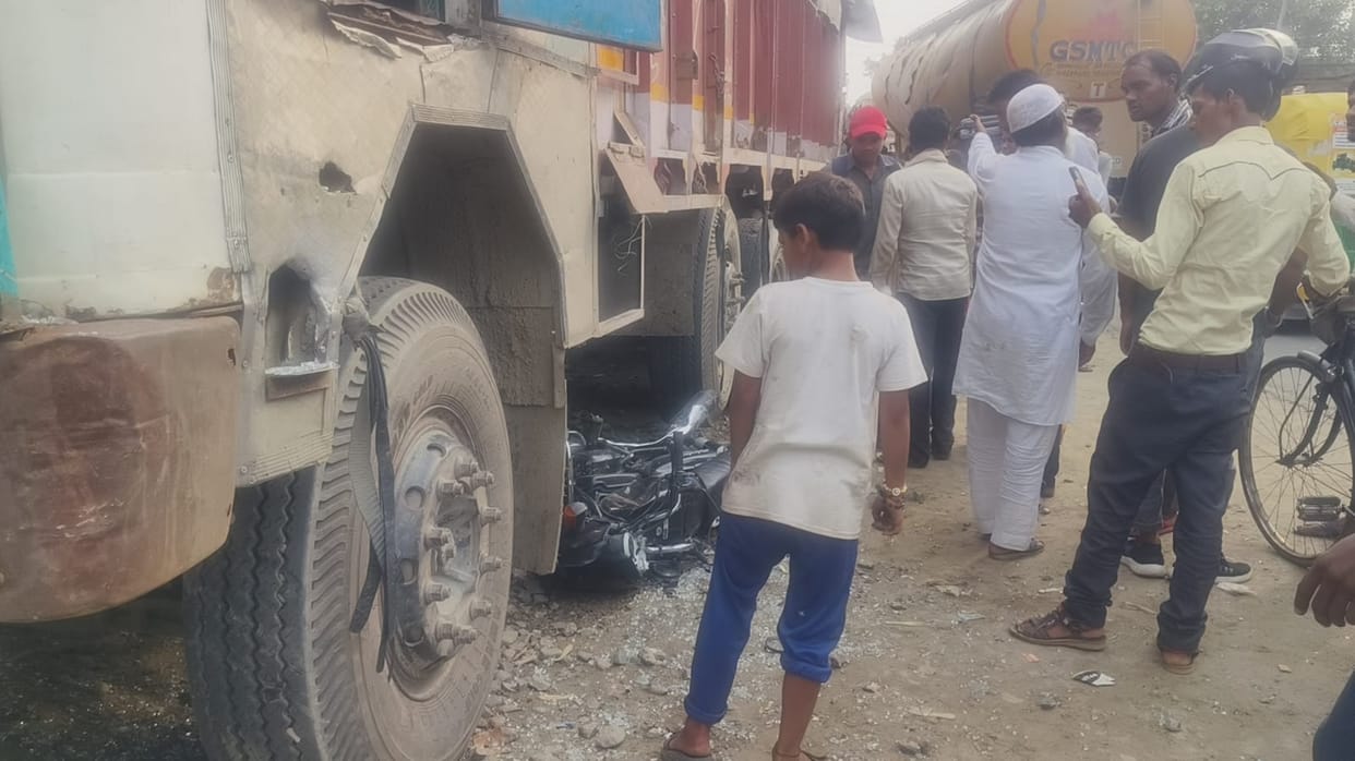 Truck went out of control due to pressure pipe burst, three bikes damaged