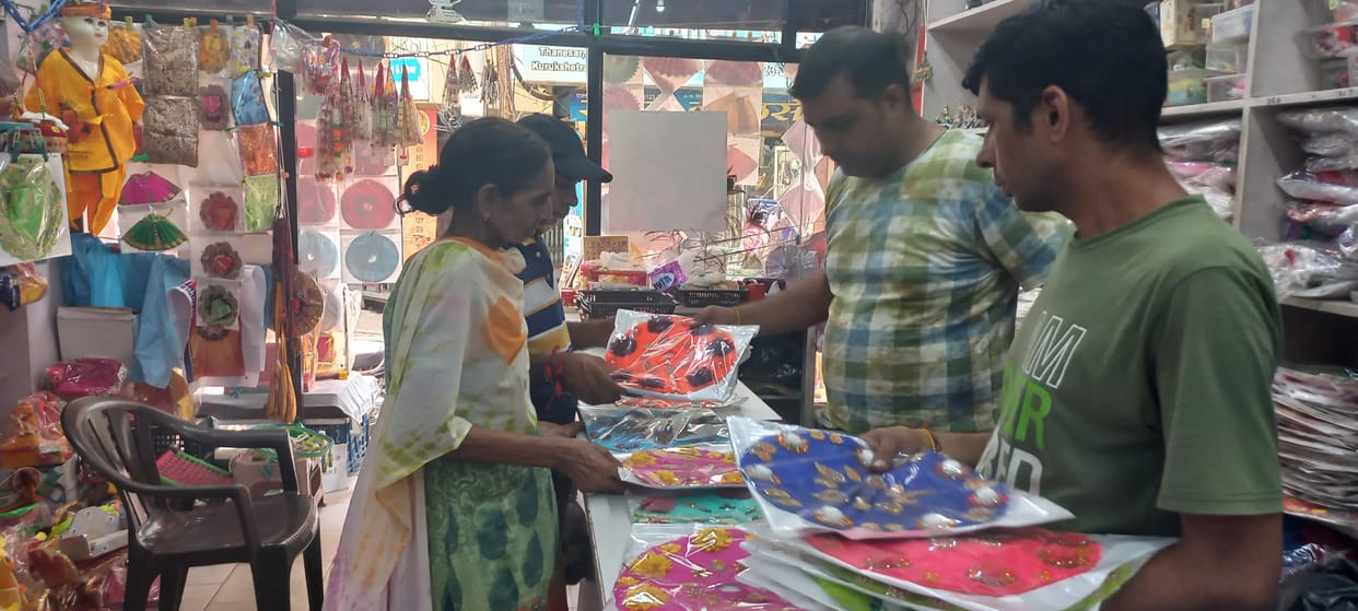 Laddu Gopal's clothes, swing and flute are becoming the center of attraction