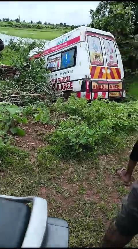 Damoh 108 ambulance left the road and entered a ditch, there was no patient in the vehicle