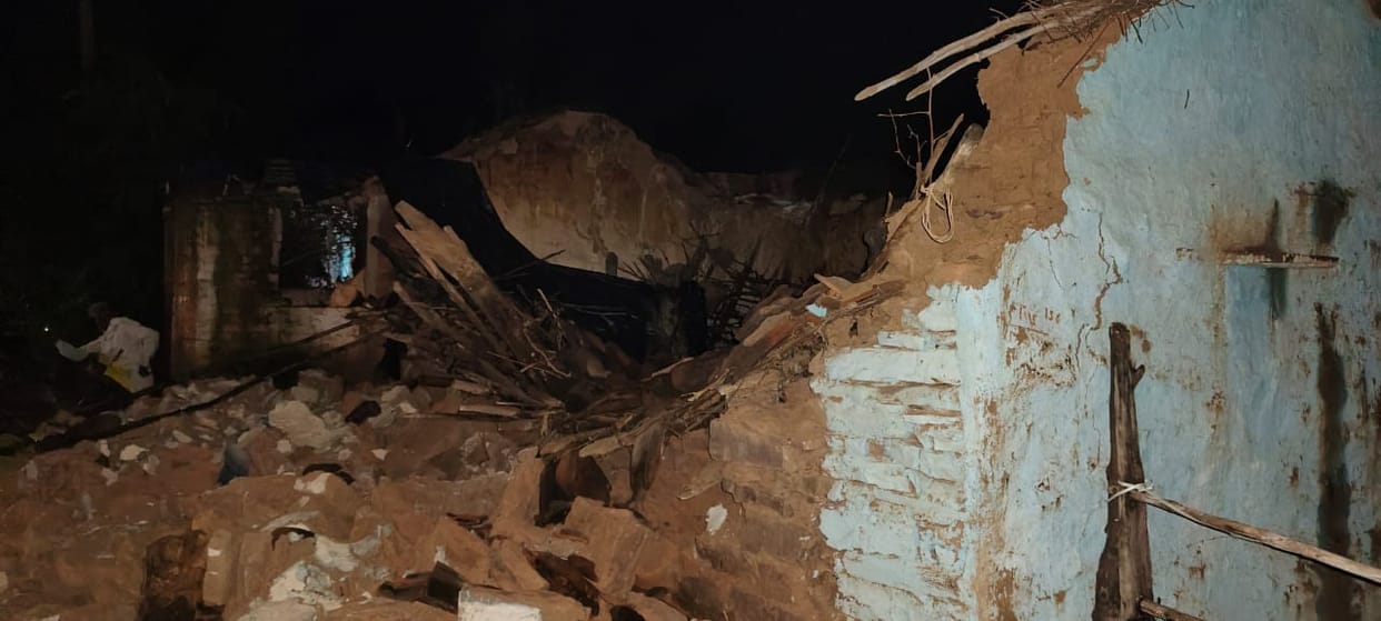 Damoh Kutcha house collapses, father and son seriously injured while sleeping inside