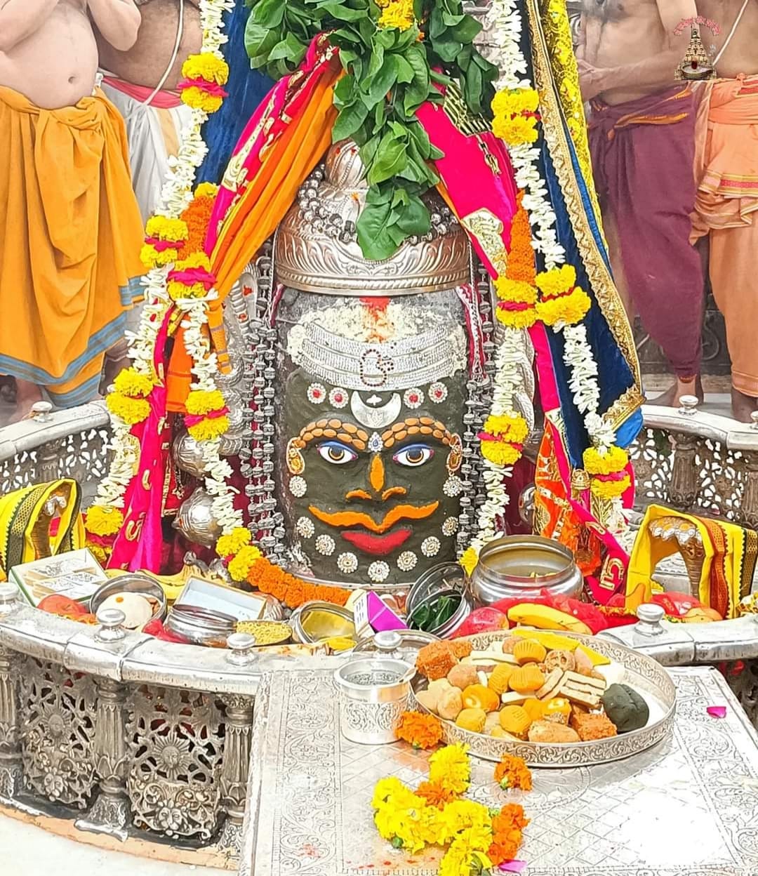 Tripund and moon were seen on the head, Baba Mahakal was decorated like this in Bhasma Aarti today.