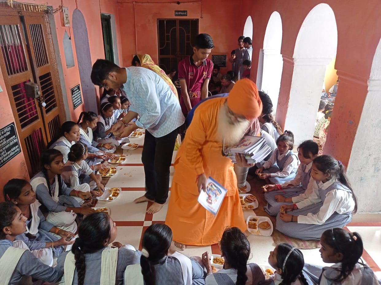 A huge bhandara was organized on the last day of the annual festival