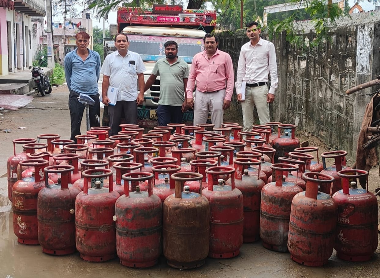 Ajmer News: Logistics department seized 66 illegal domestic gas cylinders in Bhawanikheda