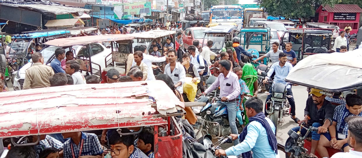 Heavy traffic jam in Puwayan...passengers as well as school children were troubled