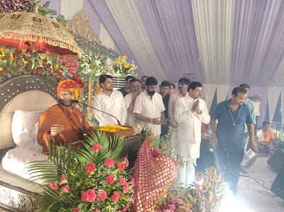 Bhilwara News: जहाजपुर में श्रीकृष्ण जन्मोत्सव; उत्तम स्वामी बोले- भगवान की प्राप्ति का सर्वोत्तम मार्ग सेवा Bhilwara News: Lord Krishna's birth anniversary was celebrated in Shrimad Bhagwat Katha in Jahazpur