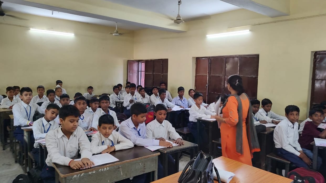 Classes are being held in children's school Una in two sessions for the last six years, the school remains open for 10 hours.