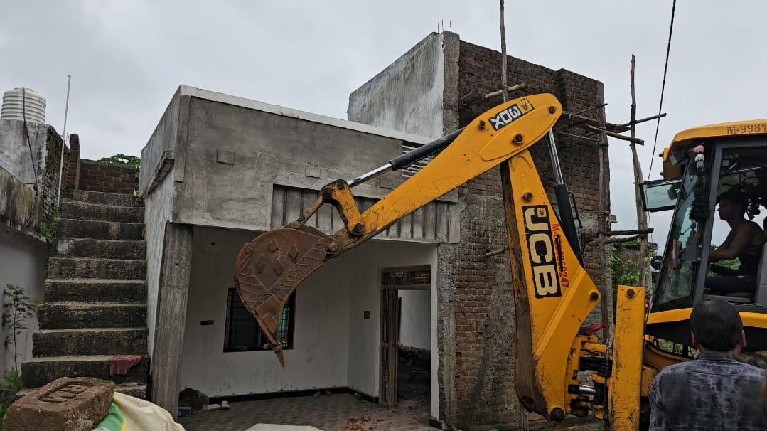 Chhindwara Action taken against rapist administration demolished house of accused using a bulldozer