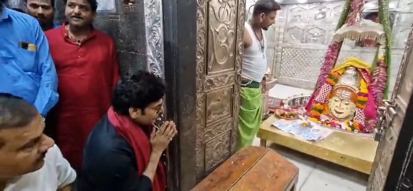 Actor Ashutosh Rana Baba Mahakal's court, worshiped Shiva sitting in Nandi Hall  Ujjain News