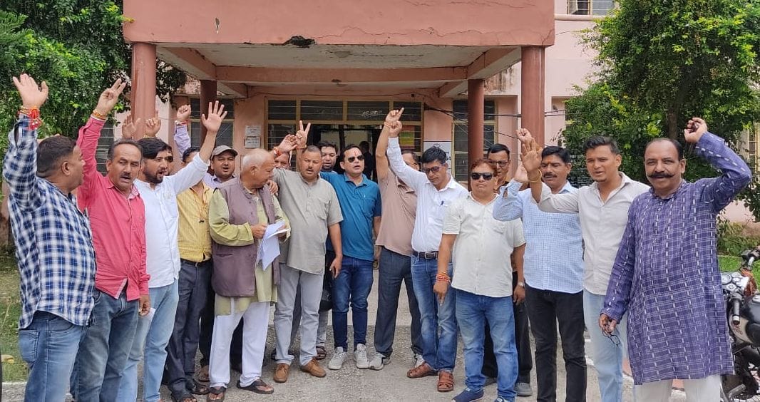 Contractors demonstrated in five departmental offices