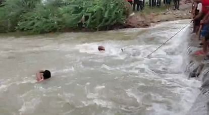 Kota News: नदियों के उफान से हादसों का सिलसिला जारी, स्कूटी सवार बचा, पशुपालक का शव तीन दिन बाद मिला Kota News: Series of accidents continues due to the floods of Dei, Bhajneri and Mej rivers