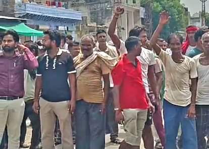 बांदीकुई सिकंदरा रोड को जाम करते हुए लोग