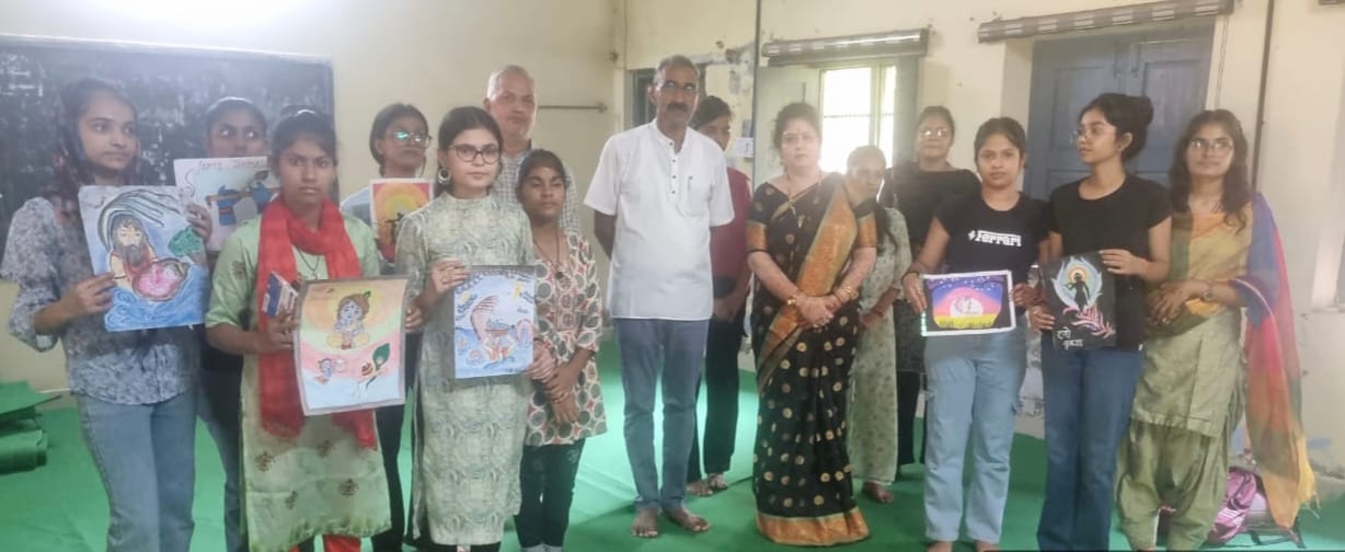 Girl students made mehndi on posters and their hands