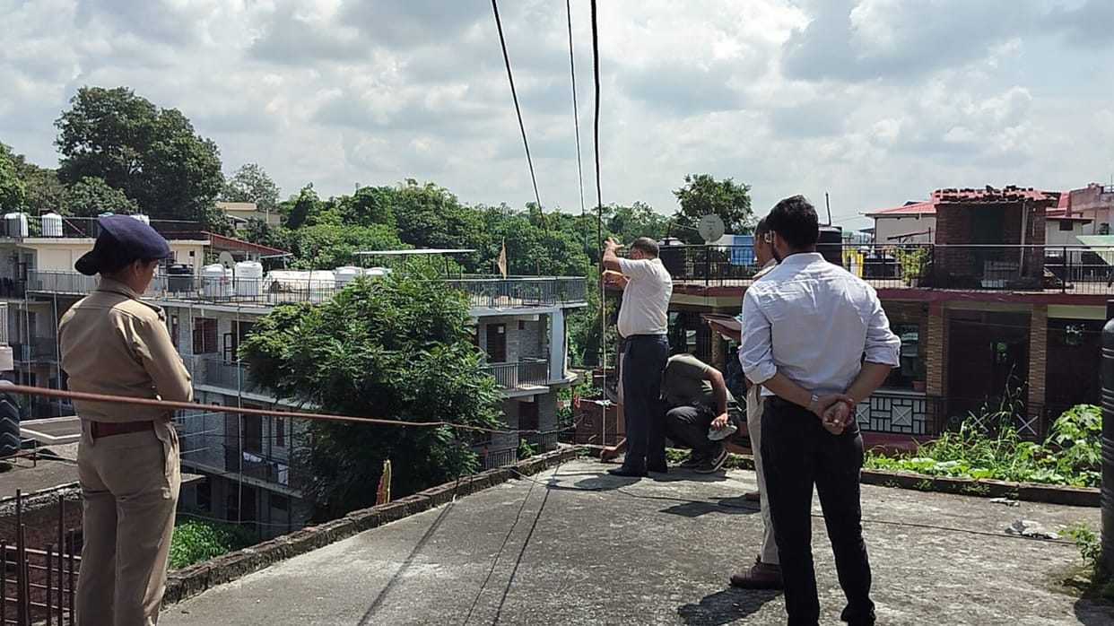 Forensic team collects evidence in case of death of teenager due to electric shock