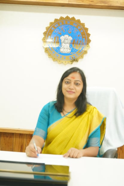 Ujjain News: जिला पंचायत की नवागत सीईओ जयति सिंह ने पदभार ग्रहण किया, शाखाओं की ली जानकारी