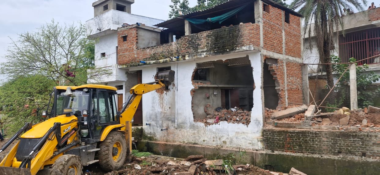 Damoh News Where administration had to use boats three concrete houses were demolished