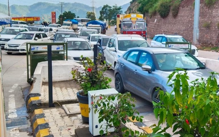 Tourist places increased on weekends

Traffic on the highway jammed