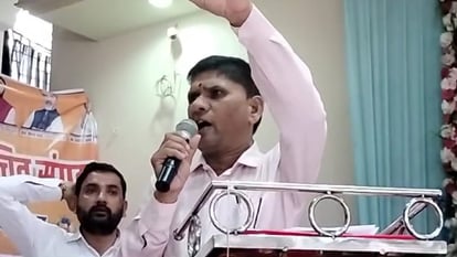 Chhindwara News: पंचायत सचिव सांसद के स्वागत में भूल गए प्रोटोकॉल, मंच से लगाए भाजपा जिंदाबाद के नारे
