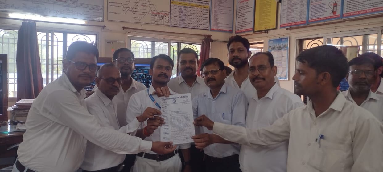Anger over non-operation of regular trains on Mailani-Pilibhit rail section, memorandum submitted