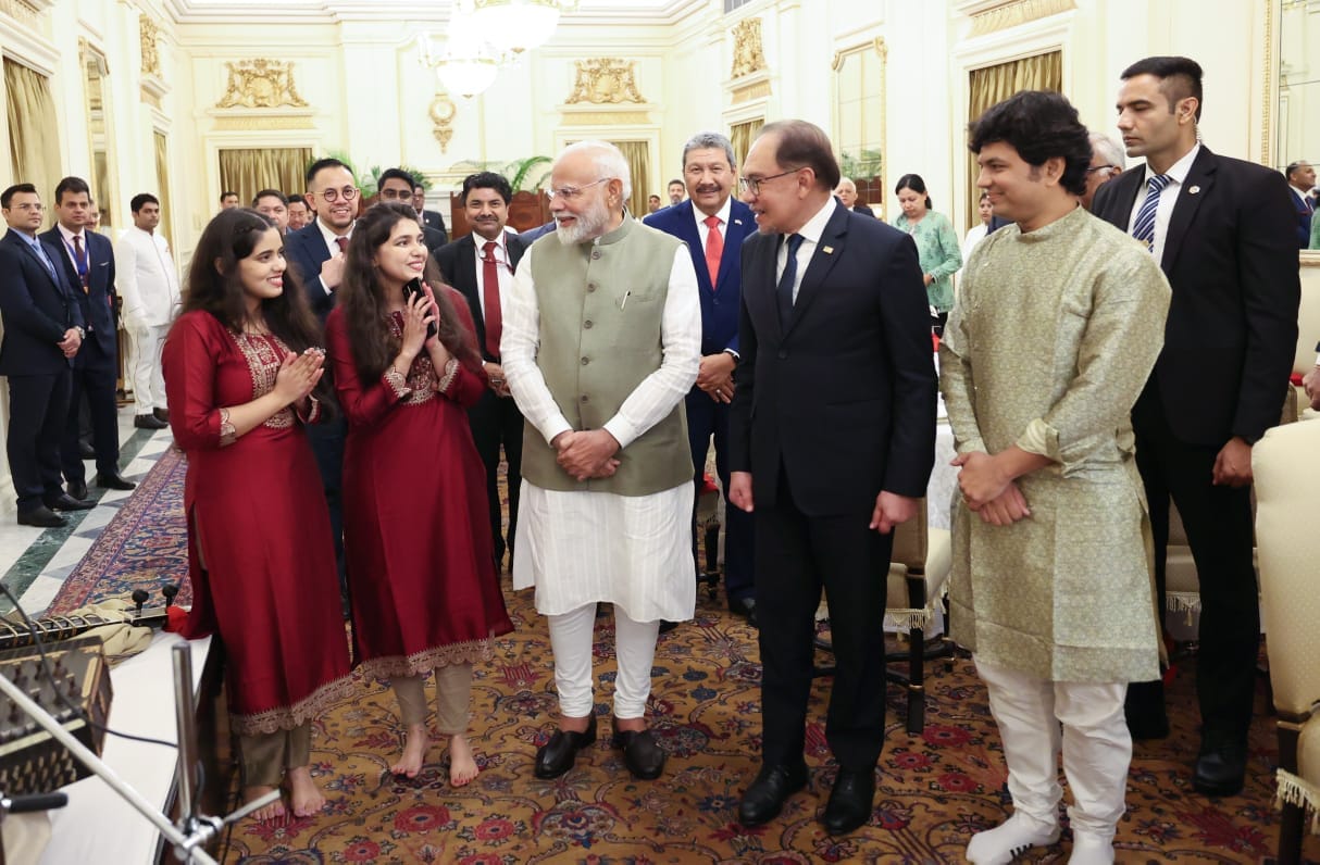 Ujjain PM Modi liked santoor jugalbandi of Ujjain Vahne Sisters their performance was held at Hyderabad House