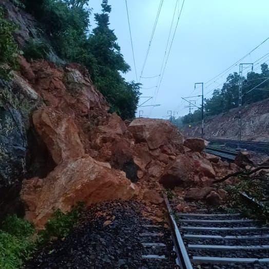 रेलवे ट्रेक में गिरा मलवा