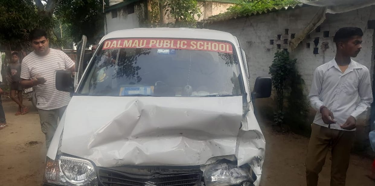 Uncontrolled dumper hits school van, five students injured