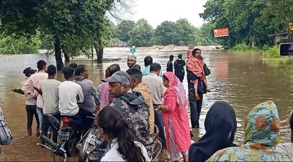 MP News: शहडोल में 10 घंटे से बारिश का दौर जारी, घरों में घुसा पानी, पुल से सात फीट ऊपर बह रही मुड़ना नदी