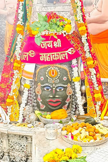 Ujjain Baba Mahakal adorned with Vaishnav Tilak Tripund in Bhasmaarti temple premises echoed voice Jai Shri