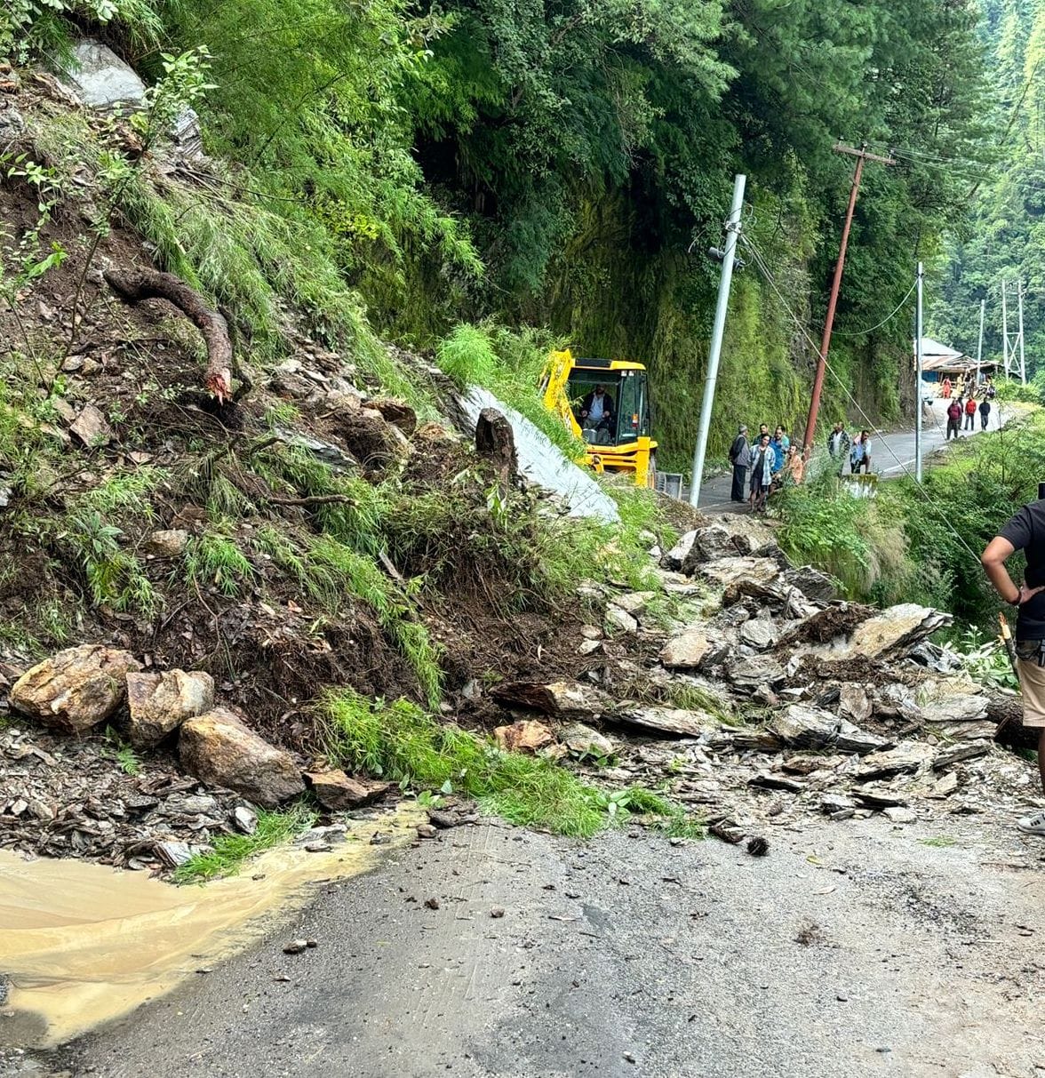 Barot-Ghatasani main road remained closed for 12 hours due to landslide