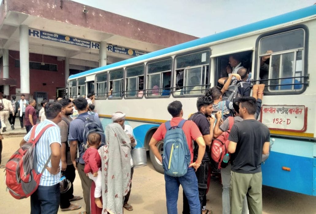 Youth's 'test' before exams...not even space to step in buses