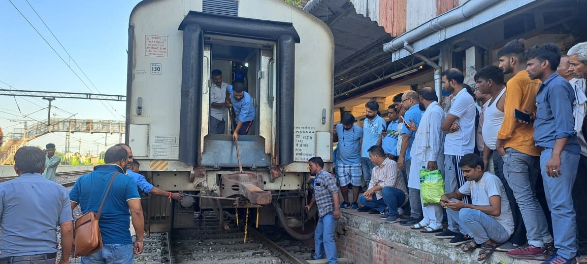 The train was running at a speed of 90 km, when the coupling broke, the passengers lost their sleep.